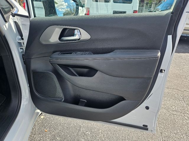 2025 Chrysler Pacifica Select Wheelchair Van Handicap Ramp Van