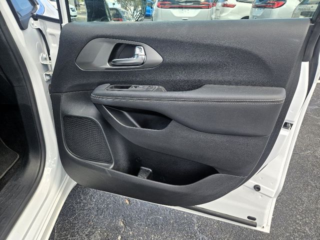 2025 Chrysler Pacifica Select Wheelchair Van Handicap Ramp Van
