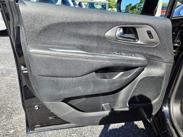 2025 Chrysler Pacifica Select Wheelchair Van Ramp Van