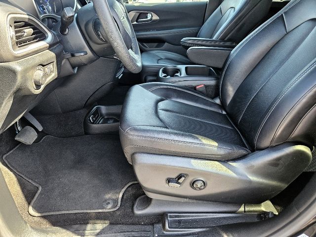 2025 Chrysler Pacifica Select Wheelchair Van Ramp Van