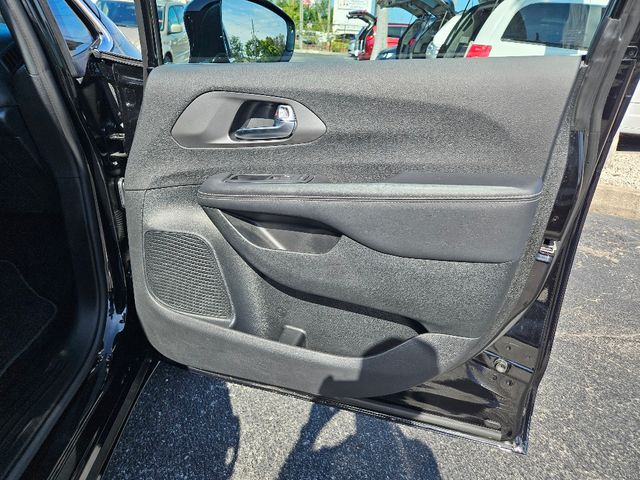 2025 Chrysler Pacifica Select Wheelchair Van Ramp Van
