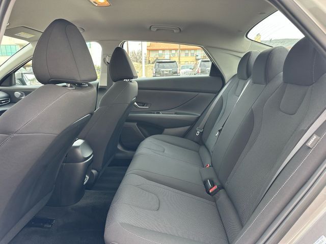 2025 Hyundai ELANTRA SE