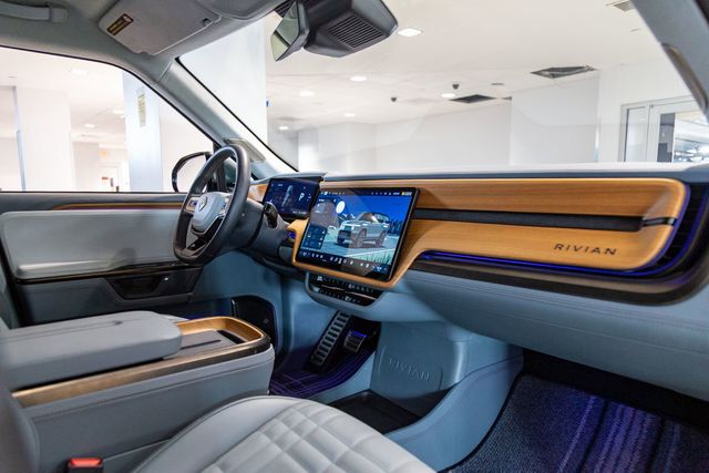 2025 Rivian R1S Tri-Motor Ascend 850hp 371mi range  1103ft. lbs.