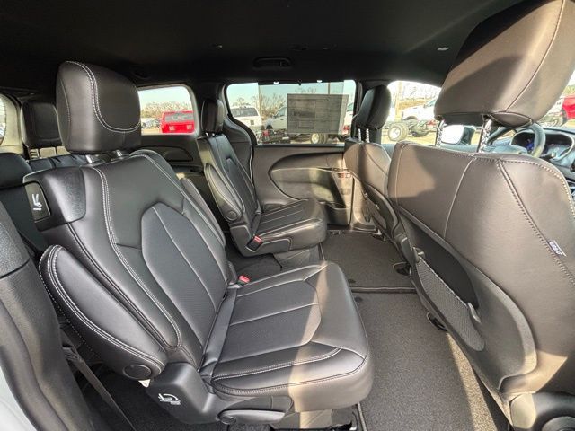 2026 Chrysler Voyager LX