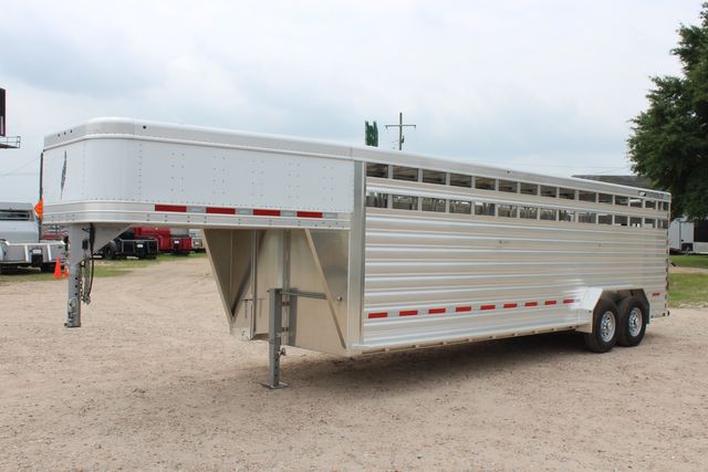 2026 Featherlite 8127 - 24' GN Livestock Trailer All-Aluminum 24' GN Livestock with 2 Cut Gates | CONROE, TX | SportChassis/ Featherlite Trailers of Texas